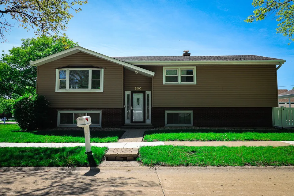 Exterior of 500 N Westwood Ave in Lombard, Illinois