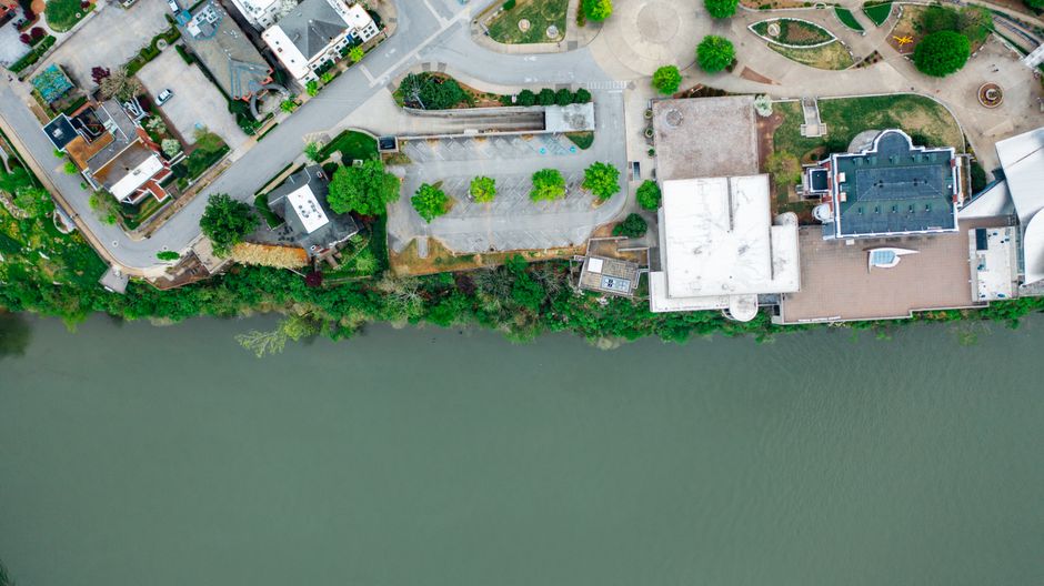 Aerial riverfront homes representing Richland Washington