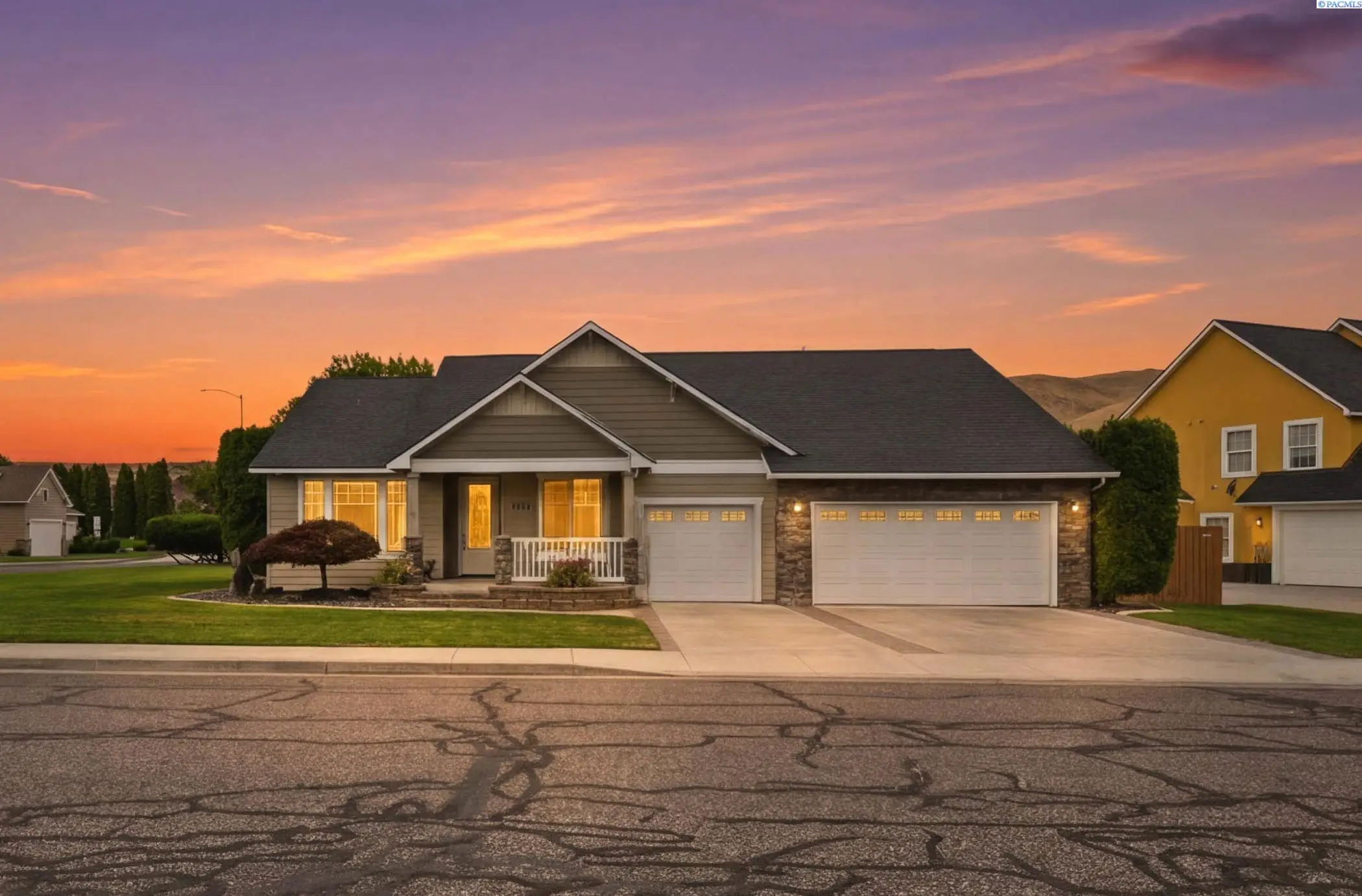 1355 Jonagold Dr home exterior at sunset in Richland