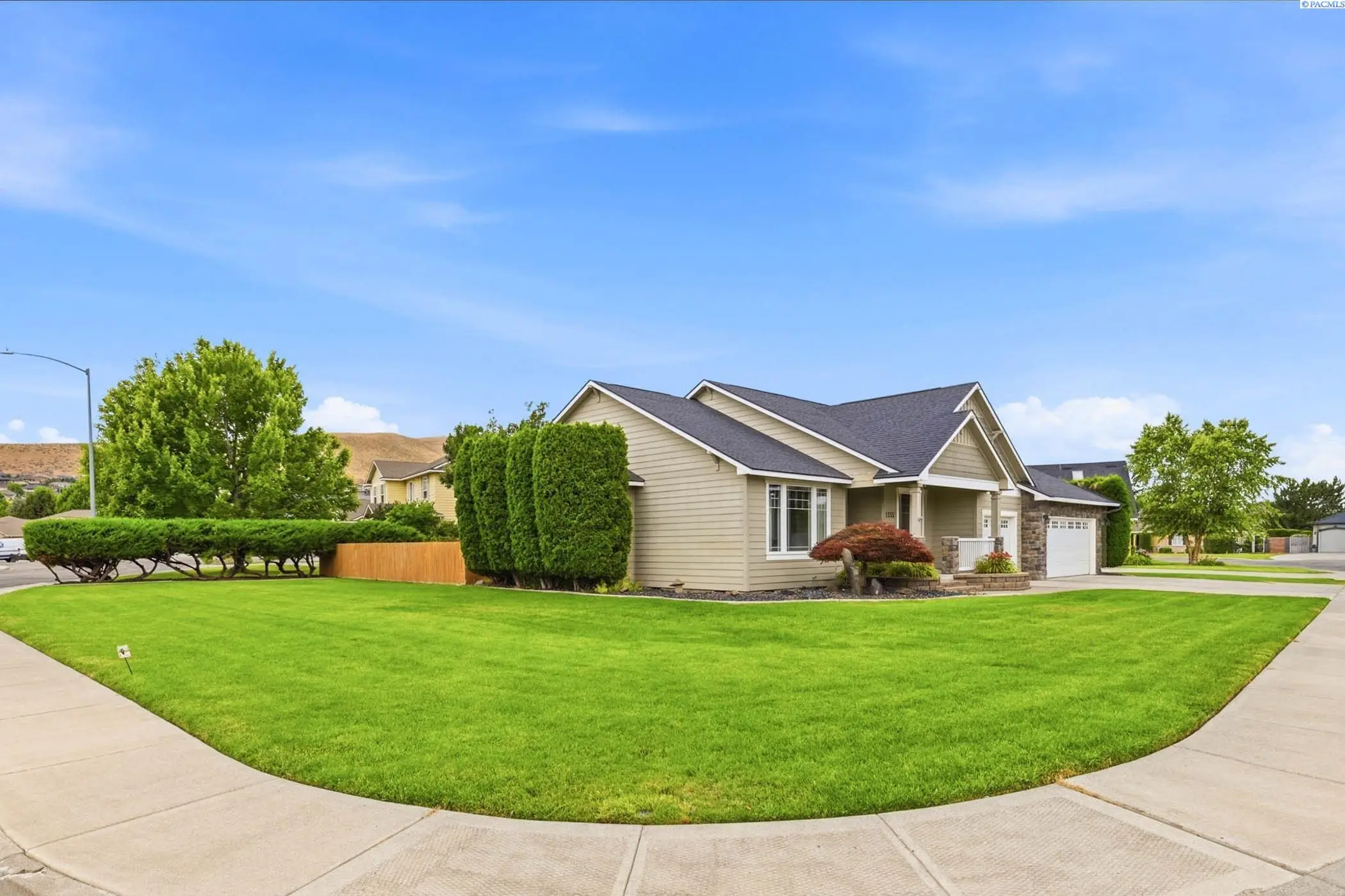 Single-story home and lawn representing Benton City Washington